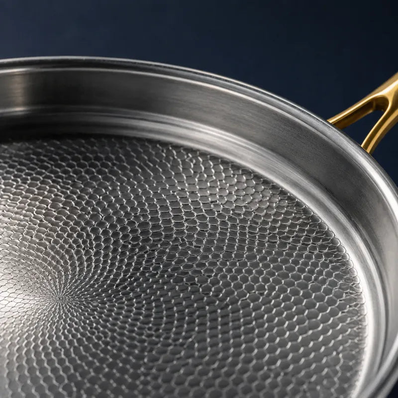 Close-up van het titanium kookoppervlak met de Glissium-honingraatstructuur